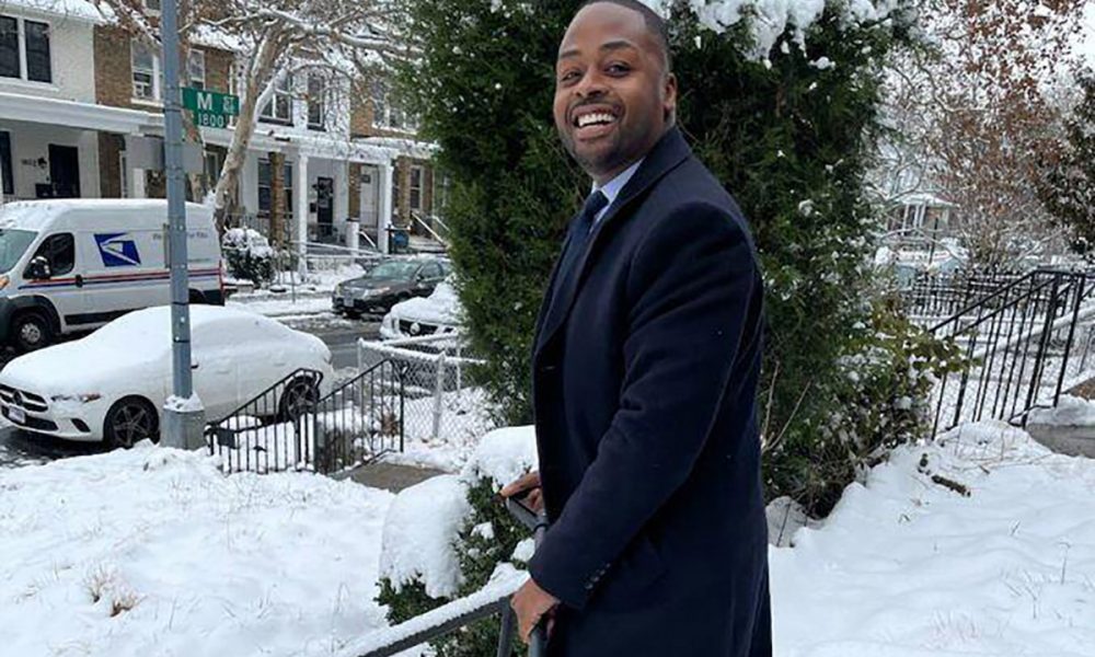 华盛顿特区议会成员为身体欠佳的跨性别活动家Earline Budd铲雪